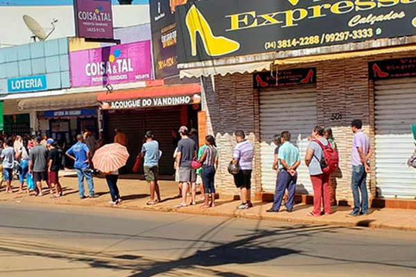 Filas gigantescas em bancos e lotéricas continuam a desafiar medidas de isolamento social