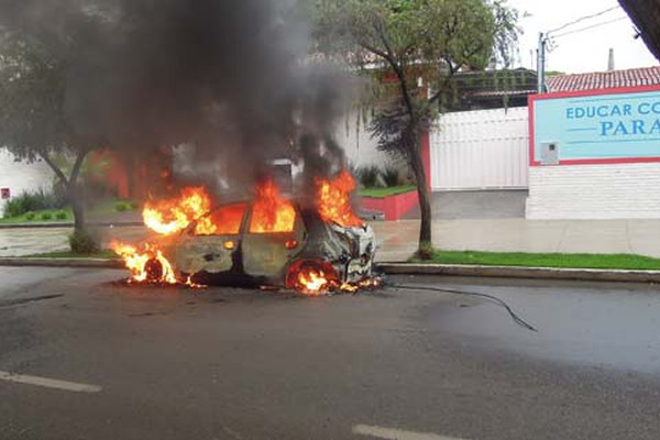 Pombinha provoca curto-circuito e fio de alta tensão da Cemig deixa veículo em chamas