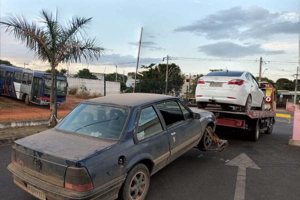 PM recupera veículo furtado e prende dois por tráfico de drogas em Patrocínio