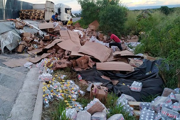 Motorista perde controle e carreta carregada com cachaça e conhaque tomba na BR146