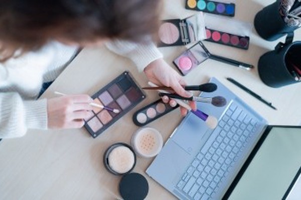 Empresas de cosméticos são condenadas por obrigar uso de fantasia em reunião de gerentes