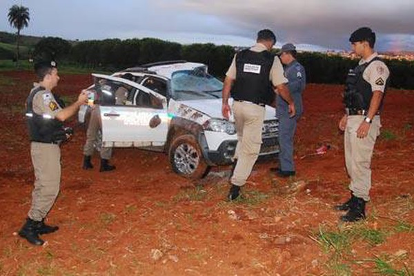 Viatura da PM capota em estrada vicinal e três policiais ficam feridos