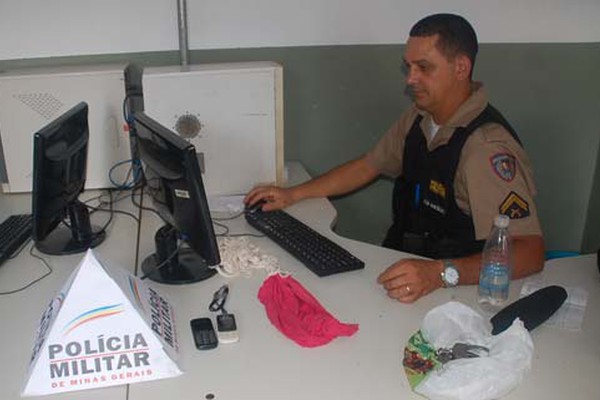 Celulares são arremessados para dentro do Presídio, mas são apreendidos por agentes