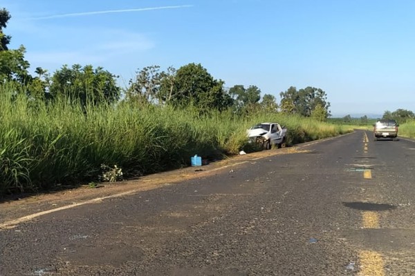 Passageira morre e outras duas pessoas ficam feridas após pick up capotar diversas vezes na MGC 462