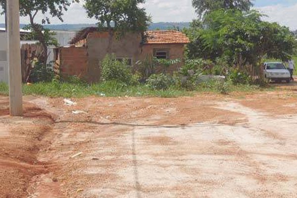 Patos de Minas tem depósito de areia e casa construídos no meio da rua