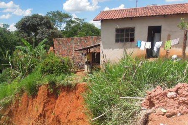 Água das chuvas abre cratera e ameaça casas no bairro Jardim Céu Azul