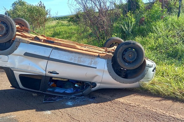 Motorista freia para evitar batida em caminhão na MG 188, e pick up fica com as rodas para o alto