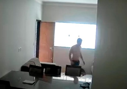 Violação brutal da privacidade e suspeita de pedofilia: vizinho invasor vai continuar preso