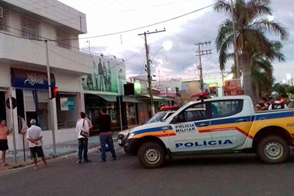 Ladrões explodem caixas eletrônicos de agência bancária no Centro de João Pinheiro