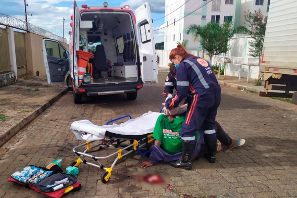 Homem com sintomas de embriaguez cai e sofre sério ferimento na cabeça em Patos de Minas