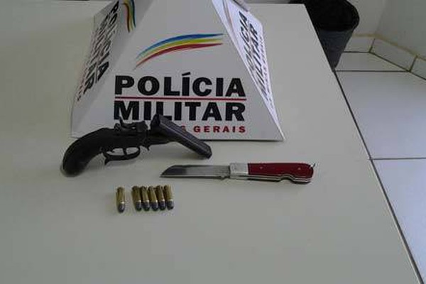 Senhor de 80 anos é preso e arma apreendida após briga com esposa e filhas