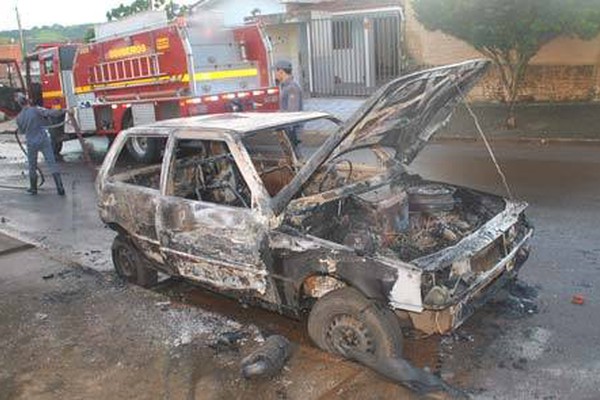 Chamas consomem veículo estacionado em incêndio que pode ter sido criminoso