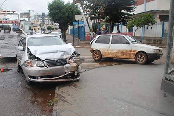 Condutora com sinais de embriaguez bate contra veículo parado no semáforo