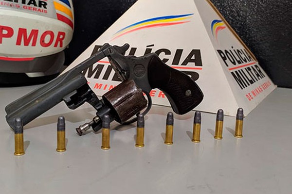 Adolescente tenta fugir, mas acaba apreendido pelo Gepmor com arma de fogo