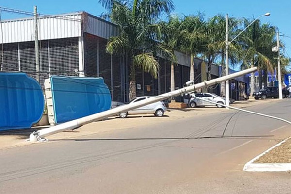 Trânsito fica interrompido na Avenida Fátima Porto após caminhão derrubar poste e fugir