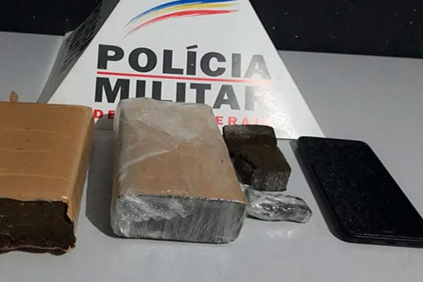 Polícia Militar encontra homem caminhando pelo Jardim Esperança com tabletes de maconha