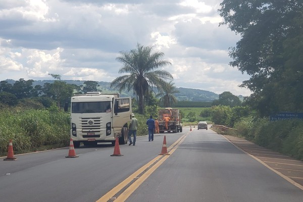 Operação tapa-buracos na BR 365 tem pontos de pare e siga e motoristas devem ficar atentos