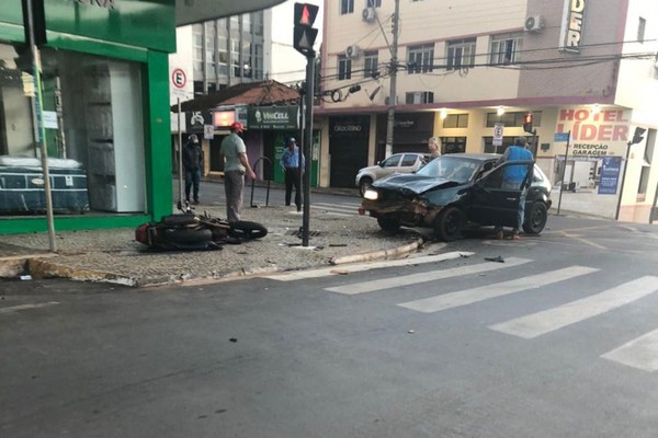 Motociclista fica ferido em acidente envolvendo três veículos na rua Major Gote