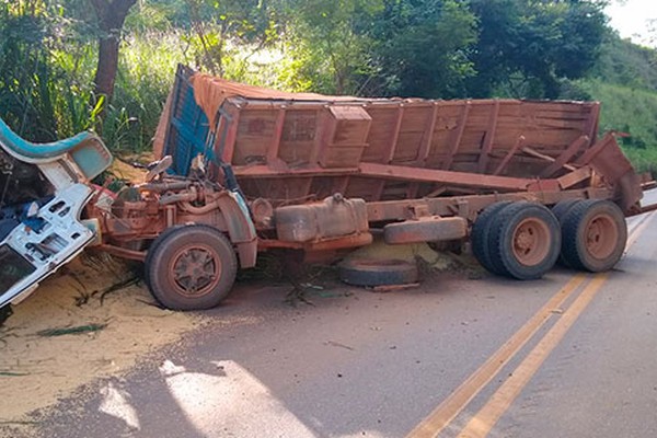 Motorista perde controle em curva e caminhão acaba tombado na MG188 em Coromandel