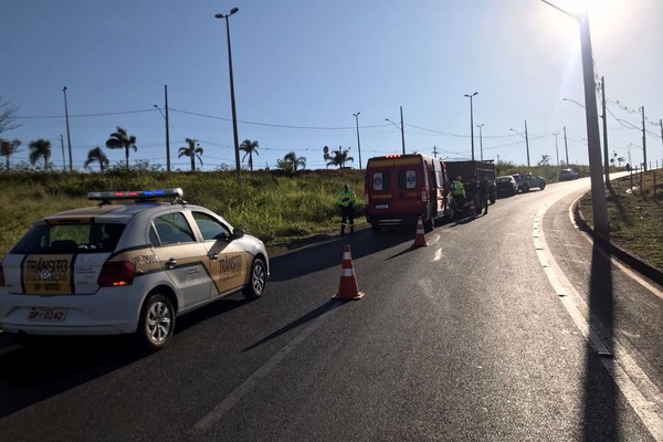 Motociclista tem visão ofuscada pelo sol e fica ferido após bater na traseira de caminhão com defeito