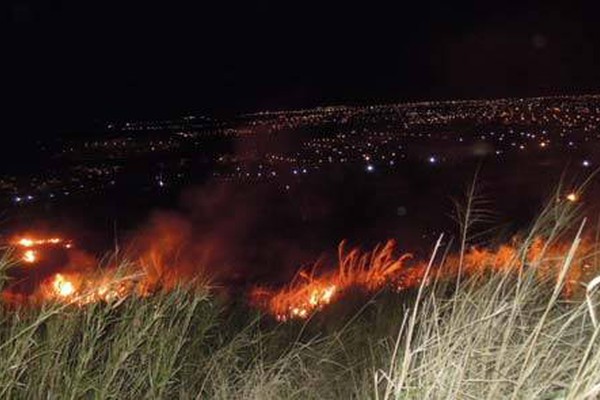 Queimadas causam prejuízos e irritam moradores da parte alta da cidade