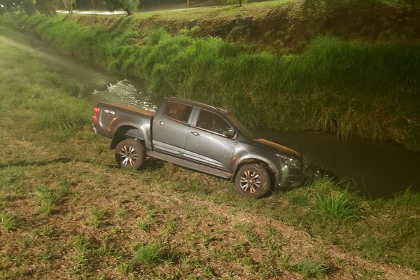 Motorista perde o controle da direção e caminhonete vai parar dentro do Córrego do Monjolo