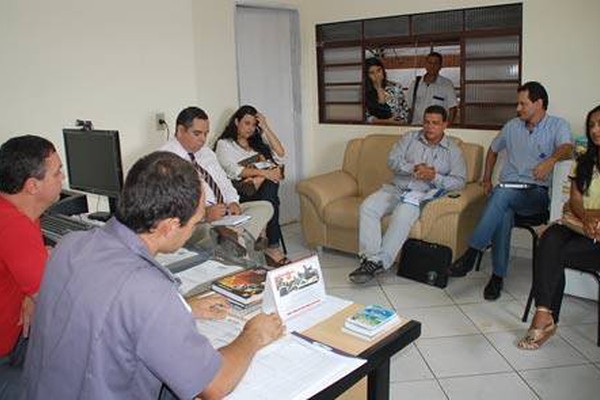 Reunião com bombeiros propõe catraca eletrônica para monitorar lotação em boates