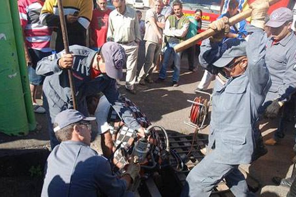 Homem fica quase uma hora preso em bueiro da Praça Champagnat