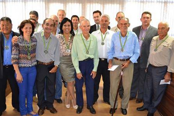 Produtores são homenageados na Câmara Municipal com Medalha de Destaque Rural