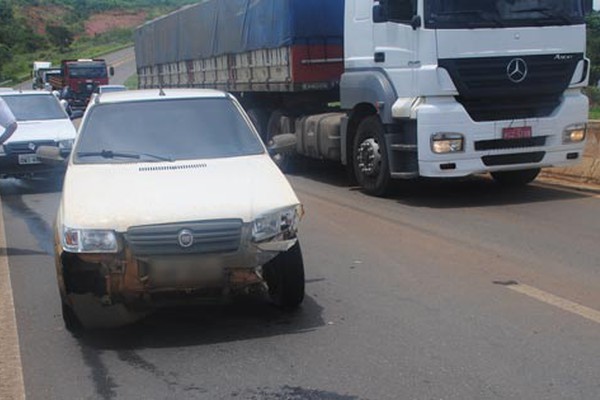 Carro aquaplana durante temporal na BR354 e motorista fica ferido ao bater na mureta central