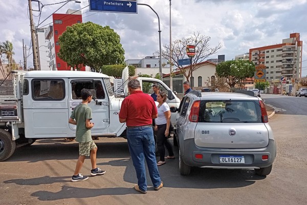 Bandeirante estacionada perde o freio e atinge lateral de carro no centro de Patos de Minas