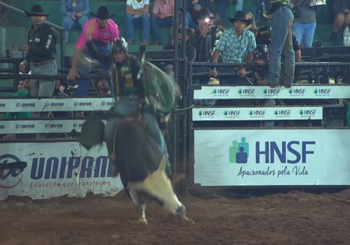 Touro se contorce todo em rodopio, escorrega e peão fica duro no lombo do animal; veja ao vivo