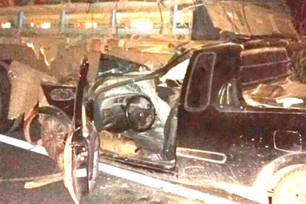Motorista acerta traseira de caminhão na BR 365 e dois passageiros morrem na hora