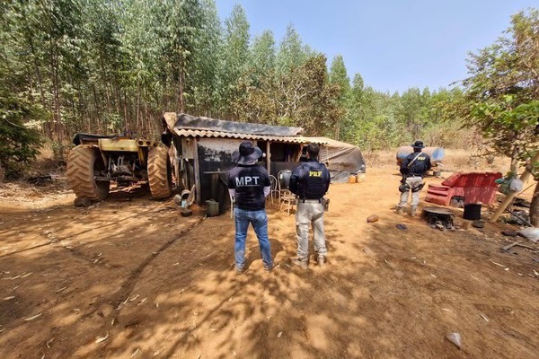 Representante de carvoaria assina TAC após resgate de 2 trabalhadores, em Guimarânia