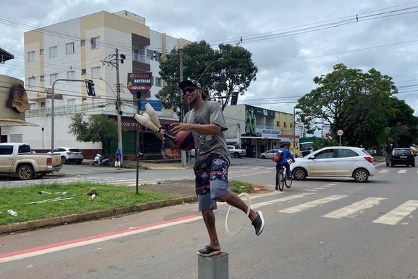 Como vivem os artistas de rua? Colombiano em Patos de Minas conta como é a rotina