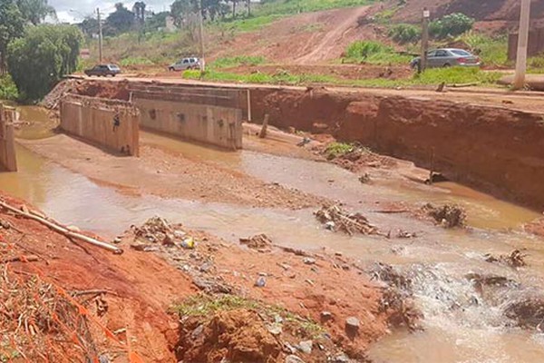 Construção de ponte na Av Fátima Porto obriga motoristas a passarem por desvio improvisado