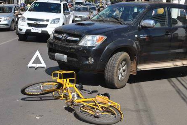 Funcionária dos Correios na contramão fica ferida ao ser atingida por caminhonete