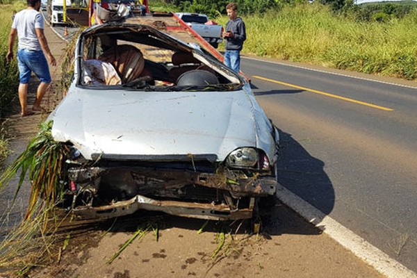 Veículo rebaixado não consegue ultrapassar, bate em outro, ambos capotam na BR 365 e 6 ficam feridos 