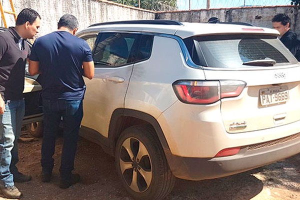 Polícia encontra Jeep dentro de motel e identifica homem assassinado com facada no pescoço