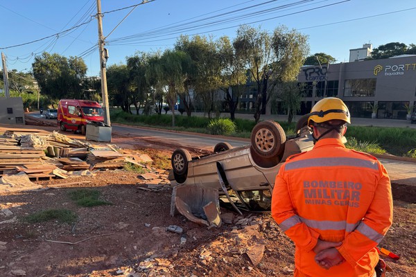 Jovem de 18 anos sai ileso após capotar carro na Avenida Fátima Porto em Patos de Minas