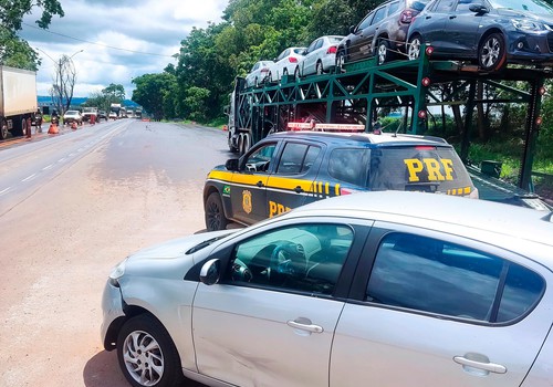 Polícia Rodoviária Federal encontra veículo clonado sendo transportado em cegonheira