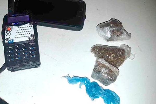 Policiais encontram maconha, crack e rádio ligado na frequência da PM em Patos de Minas