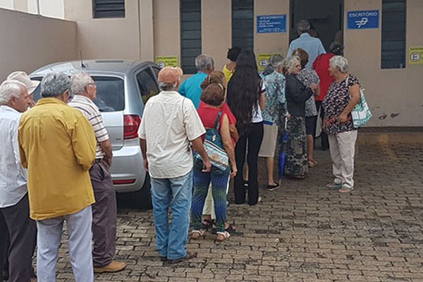 Idosos com cartão vencido devem fazer o recadastramento para continuar usando o coletivo