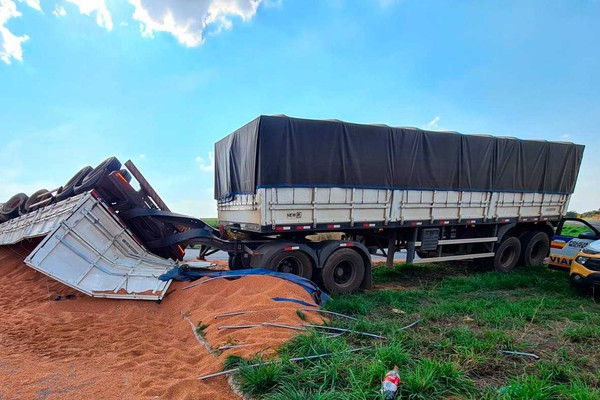 Motorista dorme ao volante, atinge canteiro central e tomba bitrem carregado com sorgo na MG 187