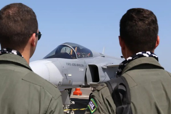 Caça adquirido pelo Brasil surpreende F-15 dos EUA em combate simulado