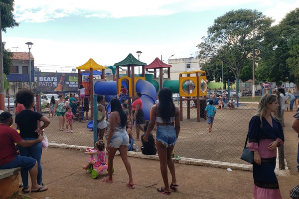 Lagoa Grande atrai patenses de todas as idades em domingo de muito calor