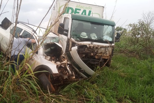 Pick up bate de frente com caminhão e uma pessoa morre na BR 354, em Rio Paranaíba