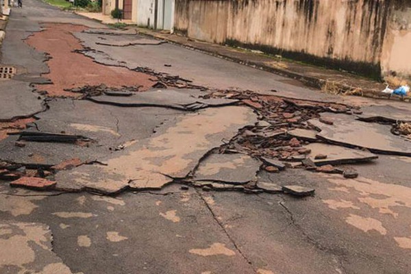 Temporal arrasta moto e carro, arranca árvores e deixa um rastro de destruição em Patos de Minas 