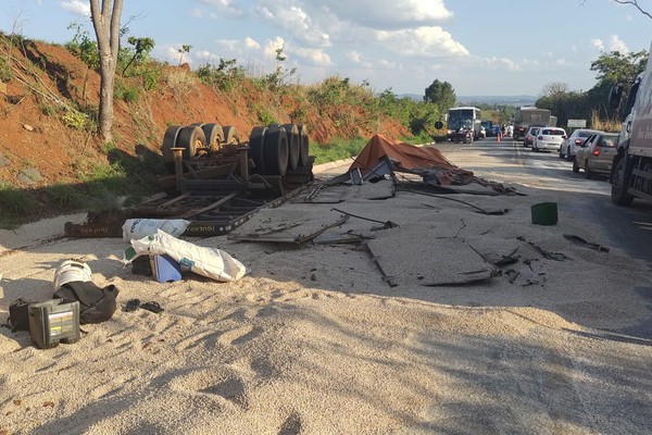 Semirreboque para com todas as rodas para cima em acidente na BR 354; não houve feridos