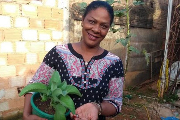 Mulher diz que se curou de câncer terminal com suco planta e celebra a vida em Carmo do Paranaíba 